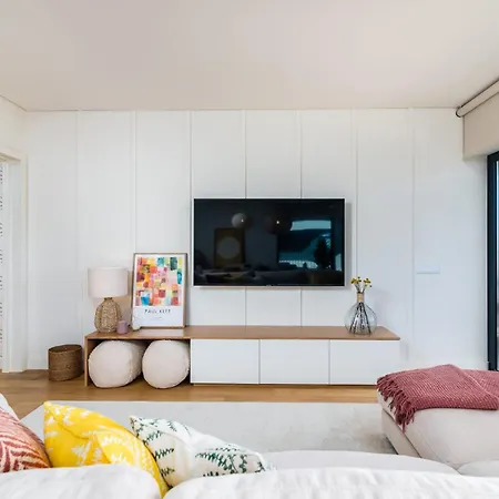 Miraflores Modern With Balcony By Lovelystay Algés