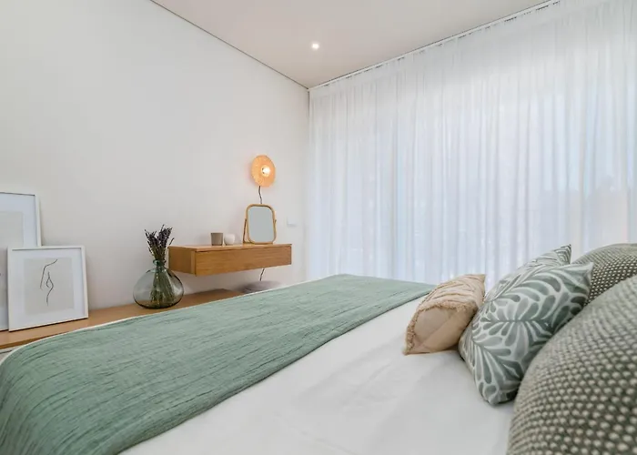 Miraflores Modern With Balcony By Lovelystay Algés